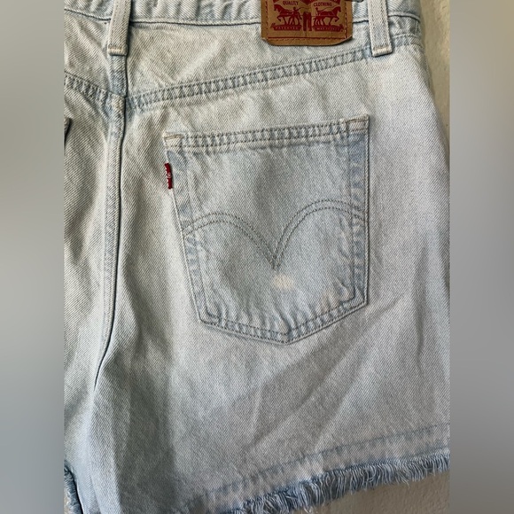 Levi’s Light Wash High Waisted Mom Distressed Jean Shorts Women’s Size 31/12 - Picture 7 of 14